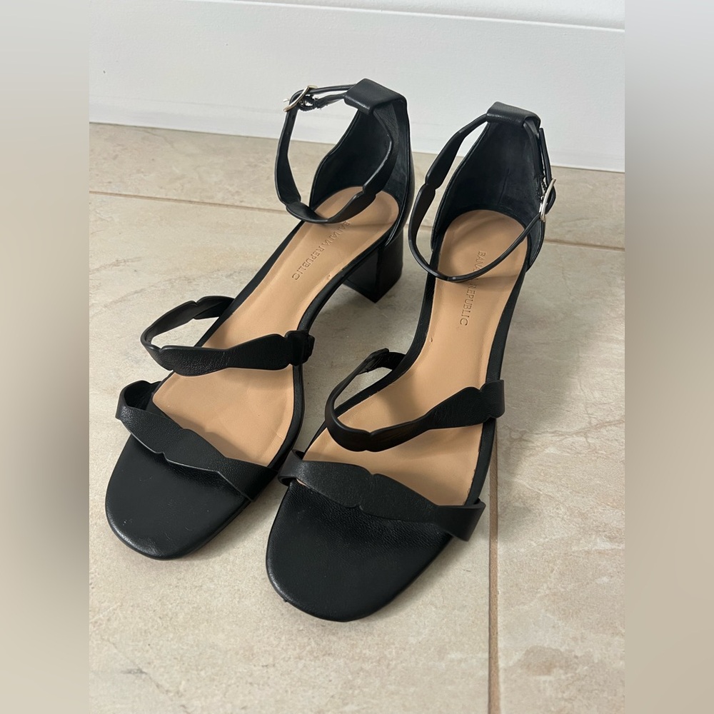 Banana Republic Black Leather ankle strap  Sandals Size 6 Women's